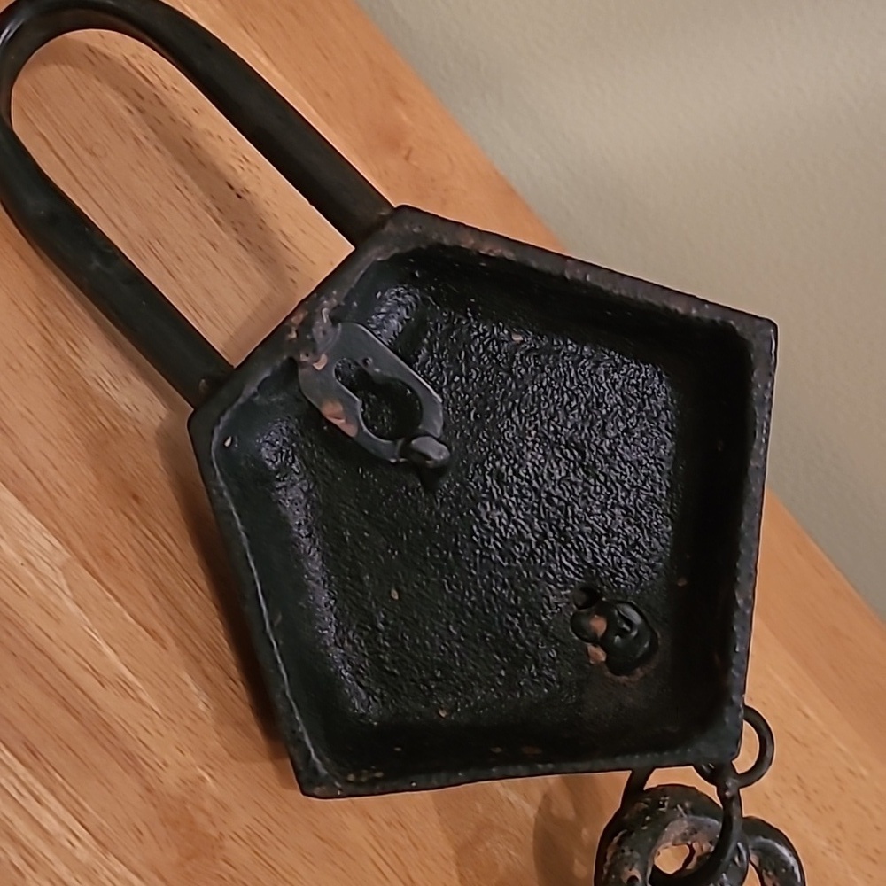DECORATIVE Antique Style Heavy Cast Iron Hook with Hanging Key - Picture 7 of 15